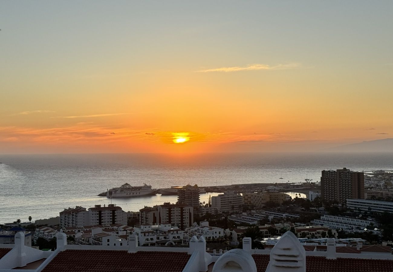 Apartamento en Los Cristianos - COZY PORT ROYAL MARGOT SUNSET VIEW HOME by LOVETENERIFE